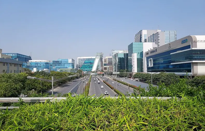 Skywalk near Belvedere Towers, DLF Phase 2, Gurugram